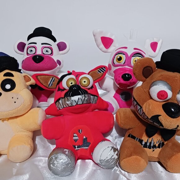 Lot Of 6 Five Nights At Freddys 48x36 fleece throw w\5 plush stuffed animals - Picture 5 of 7